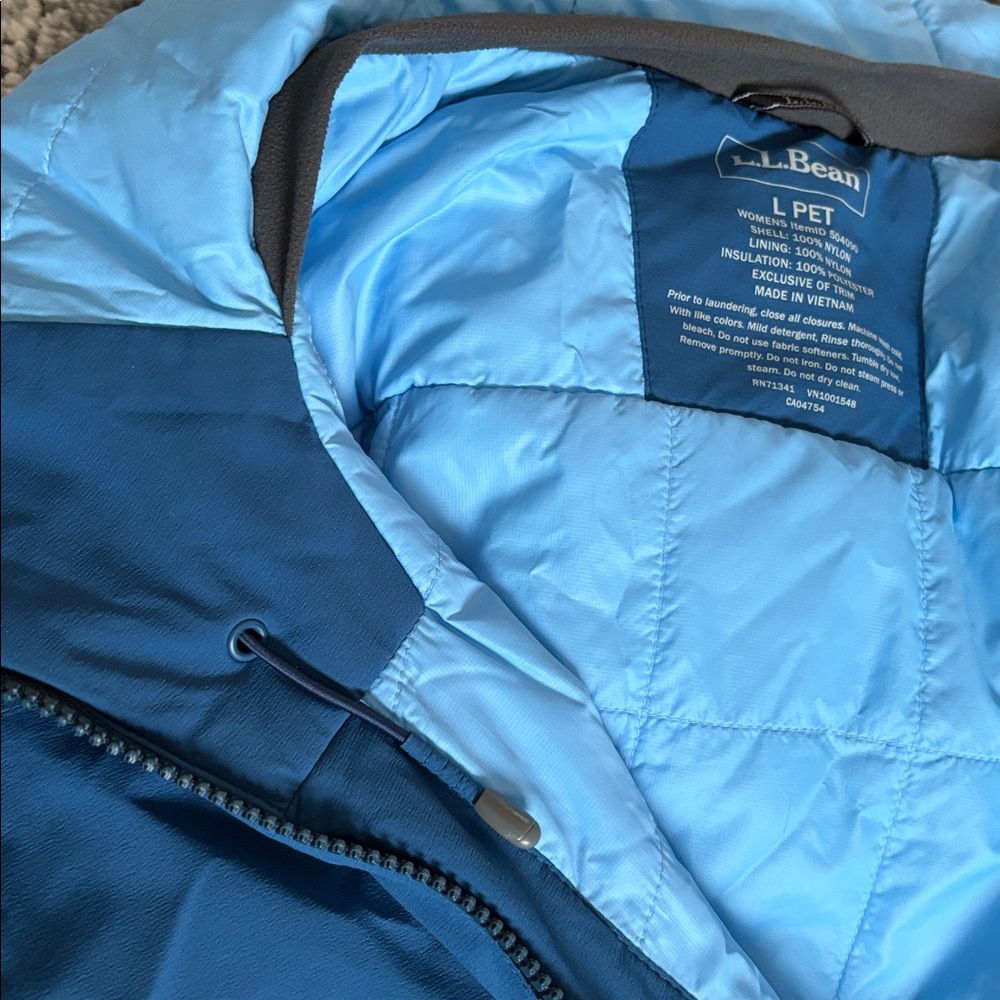 LL Bean Women's Waterproof PrimaLoft Packaway Jacket in dark marine blue - Picture 5 of 12